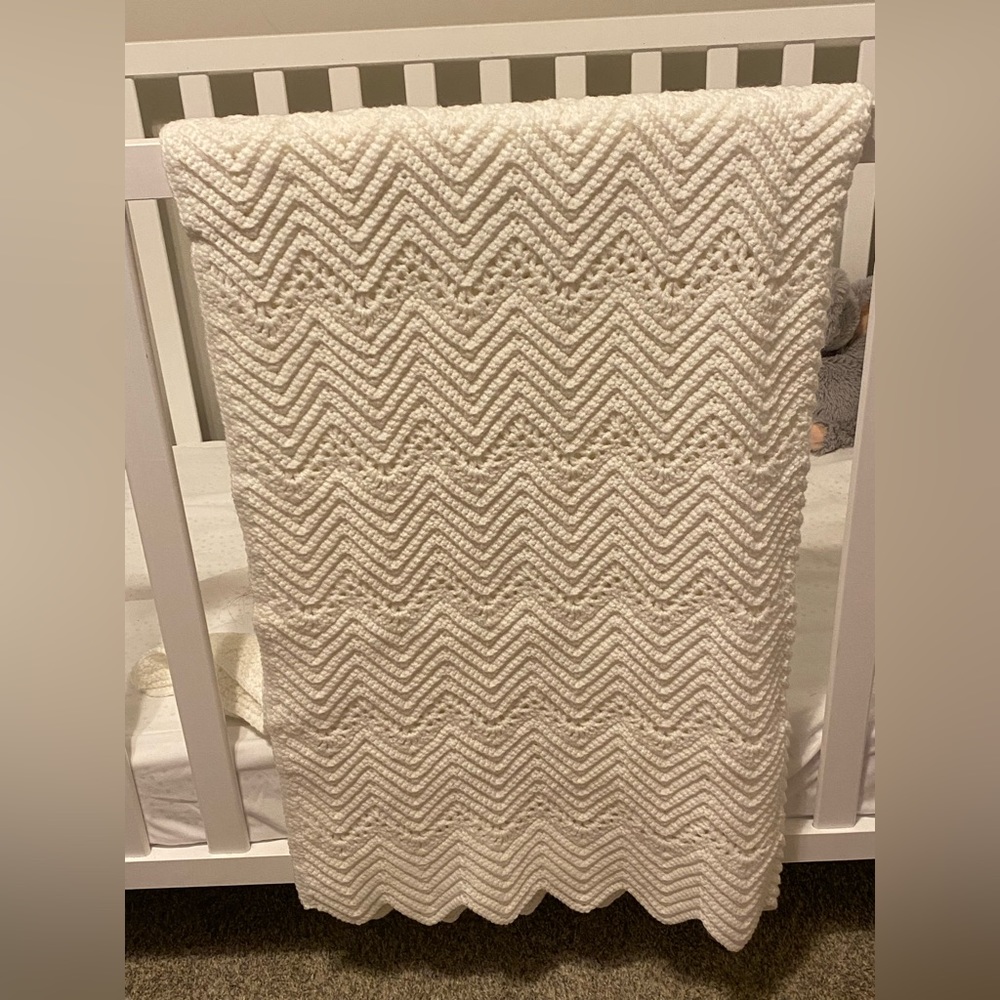 Handmade knitted throw or baby blanket - Picture 5 of 8